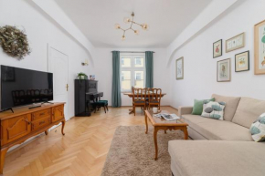 Spacious Retro Apartment in the Center of Cracow by Noclegi Renters